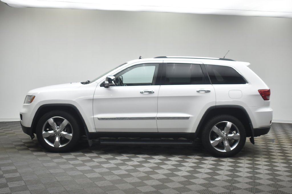 Used 2013 Bright White Clearcoat Jeep Limited image 10