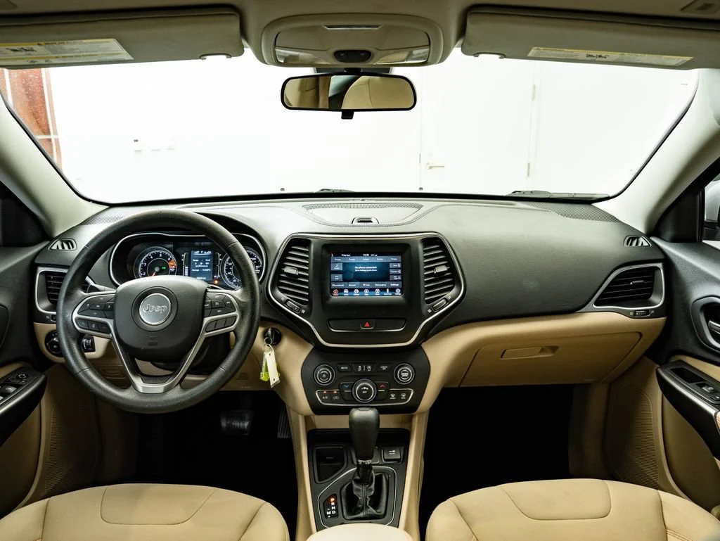 Used 2019 Bright White Clear Coat Jeep Latitude image 4