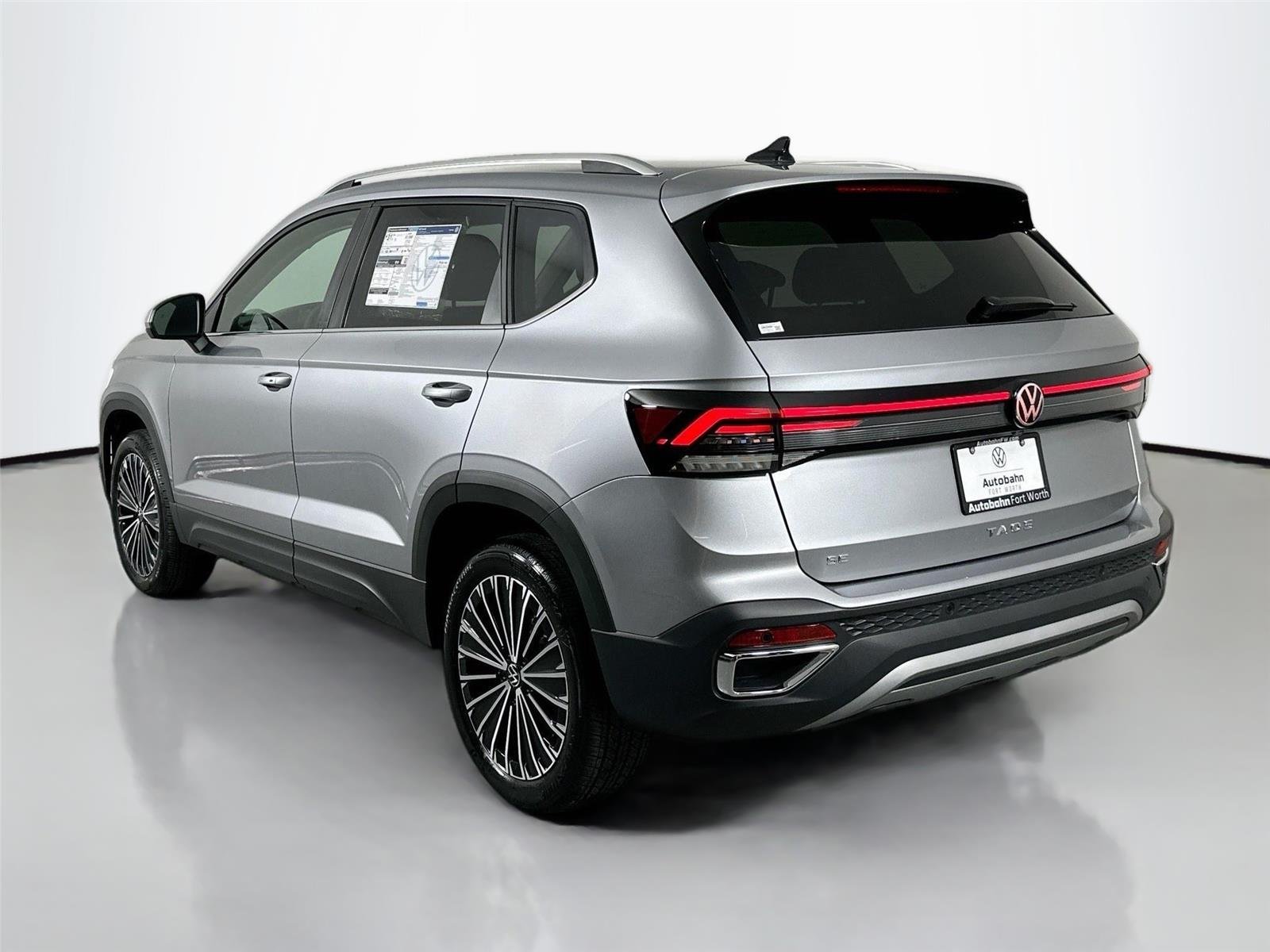 Used 2025 Pyrite Silver Metallic Volkswagen SE image 6