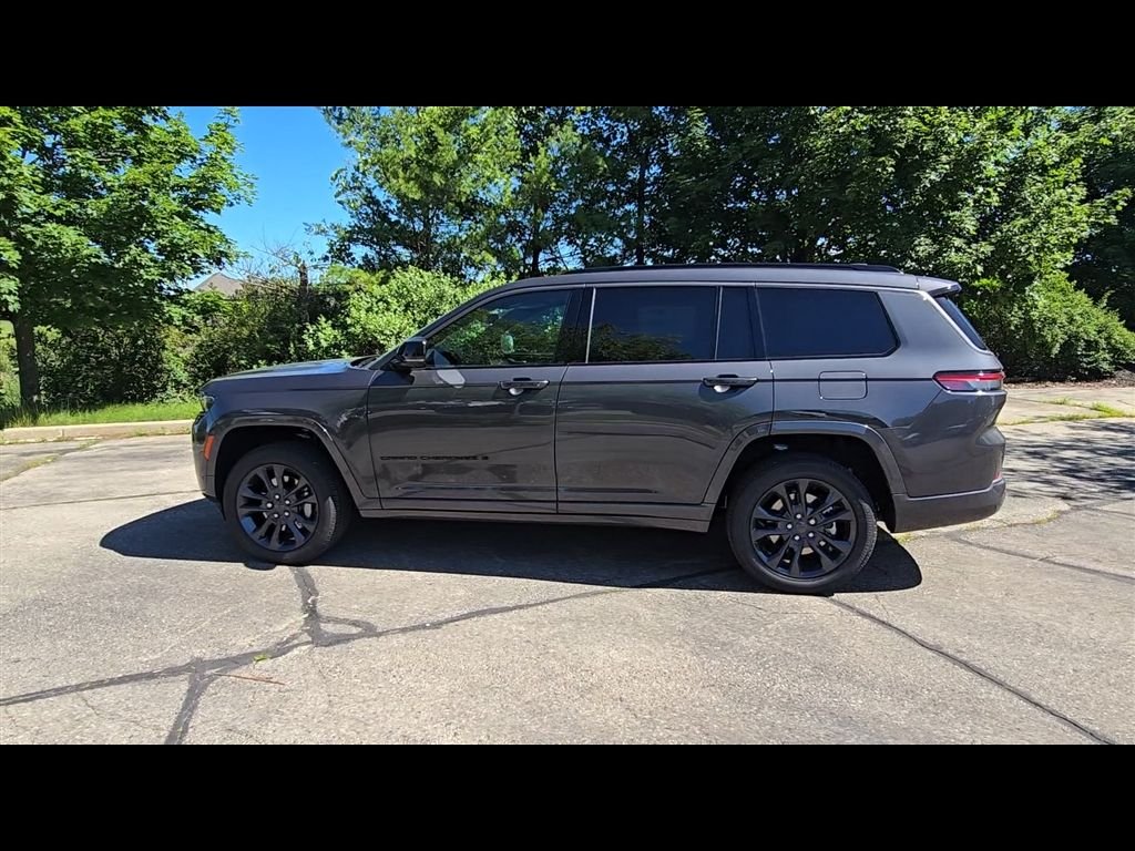 New 2026 Baltic Gray Metallic Clear-Coat Exterior Paint Jeep Limited Reserve image 5