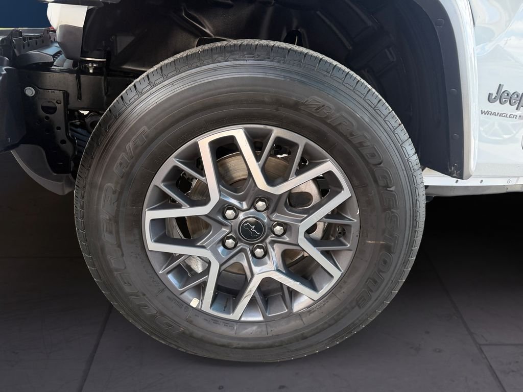 Used 2025 White Jeep Sahara image 9