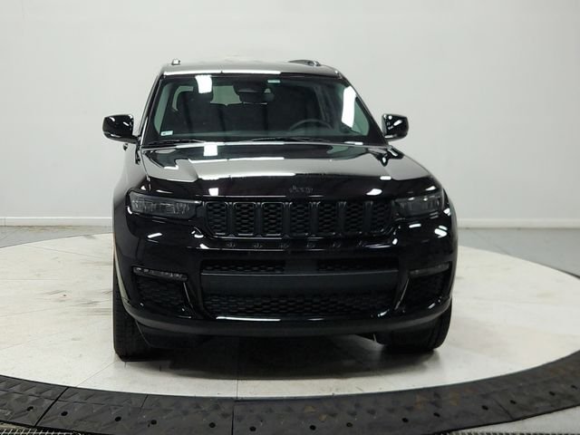 Used 2023  Jeep Limited image 3