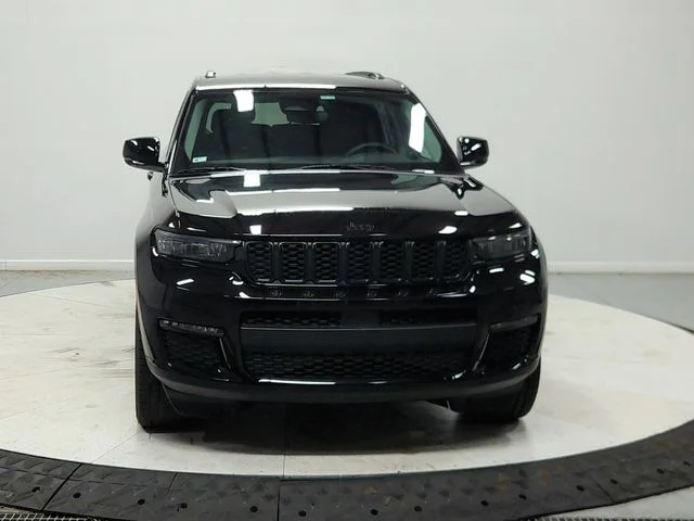 Used 2023  Jeep Limited image 3