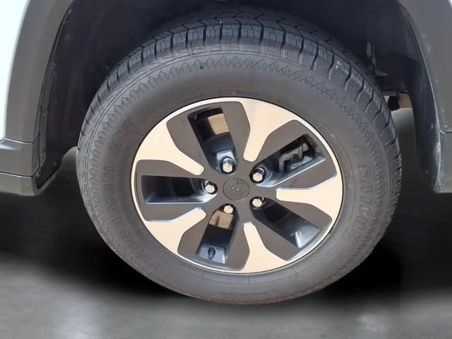 Used 2024  Jeep Y image 31