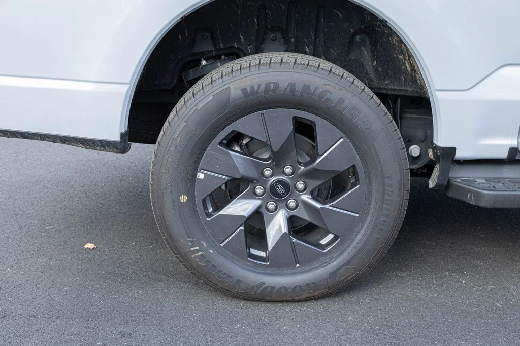 2025 Ford F-150 Lightning Flash - Photo 26