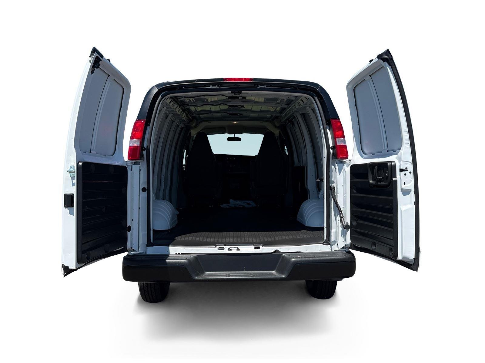 New 2026 Summit White Chevrolet 1WT image 18