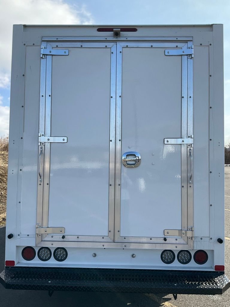 New 2026 Oxford White Ford E-350 SRW image 19