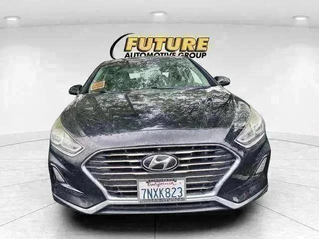 Used 2018 Black Hyundai SE image 2