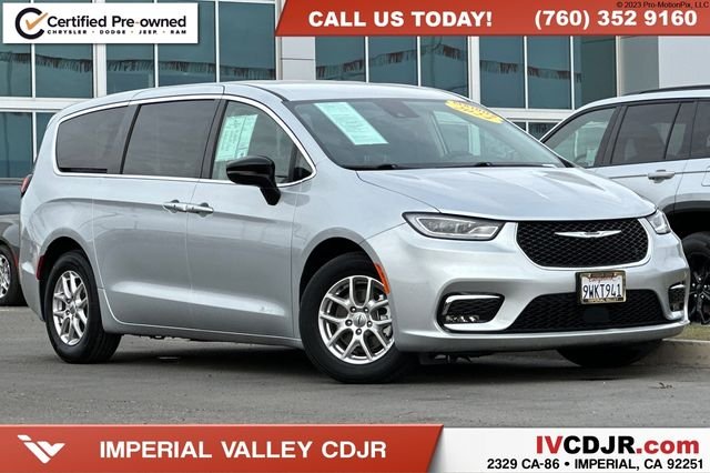 2024 Chrysler Pacifica Touring L's photo