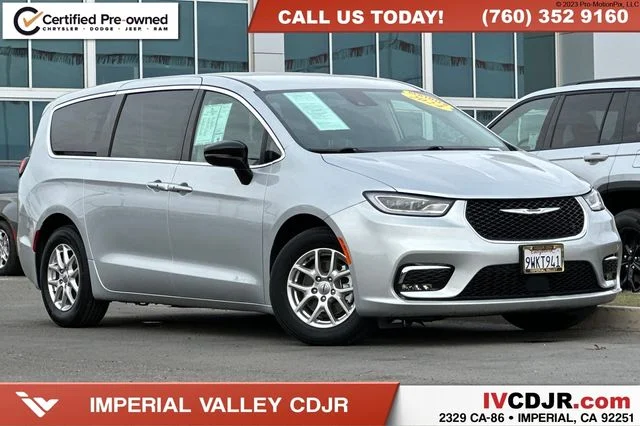 2024 Chrysler Pacifica Touring L's photo