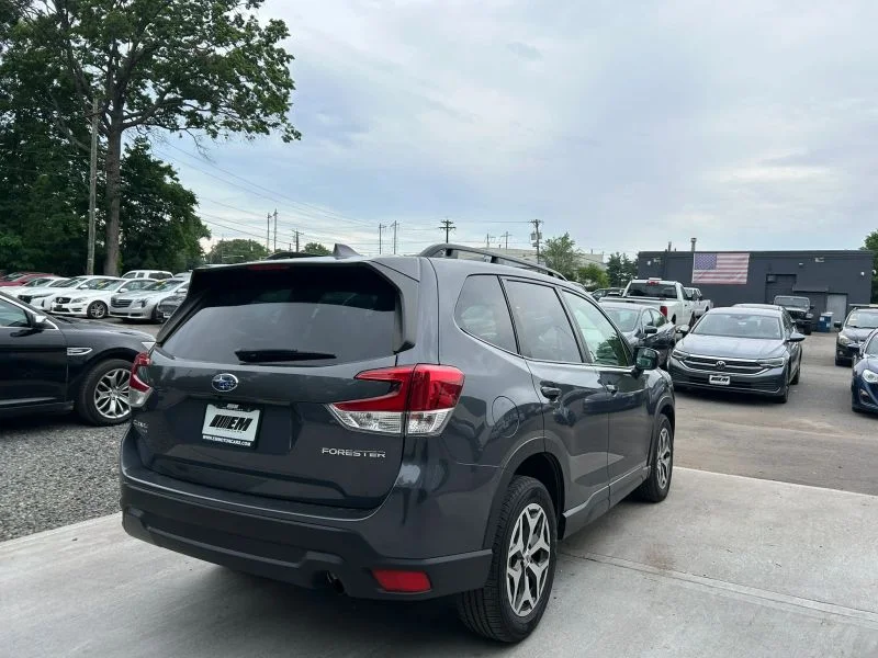 Used 2022 Gray Subaru Premium Sport Utility 4D image 29