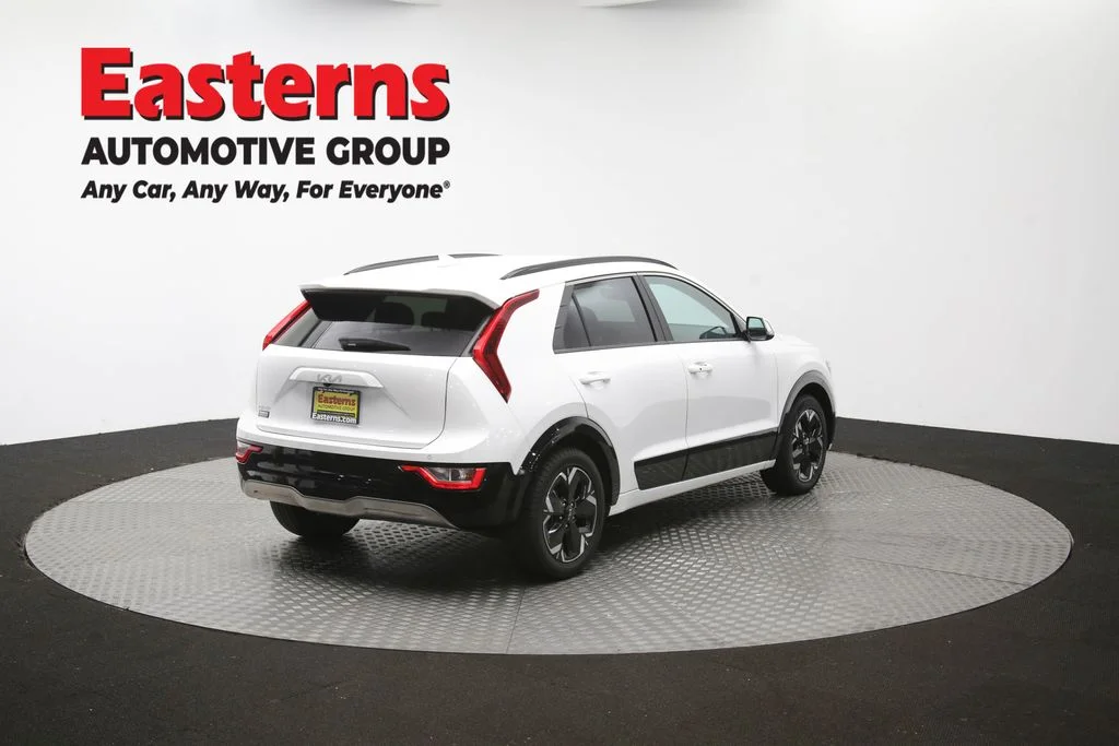 Used 2023 White Kia Wind image 40