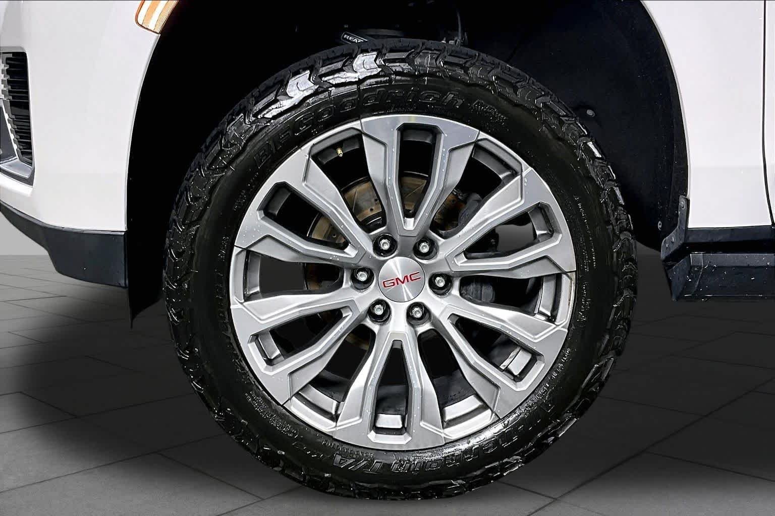 Used 2021 White Frost Tricoat GMC Denali image 11