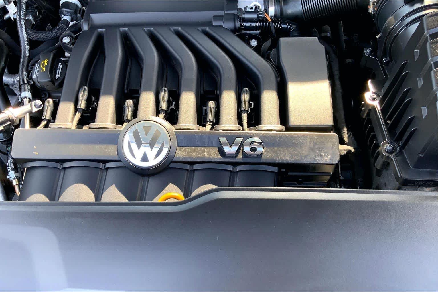 Used 2022 Deep Black Pearl Volkswagen 3.6L V6 SE w/Technology image 32