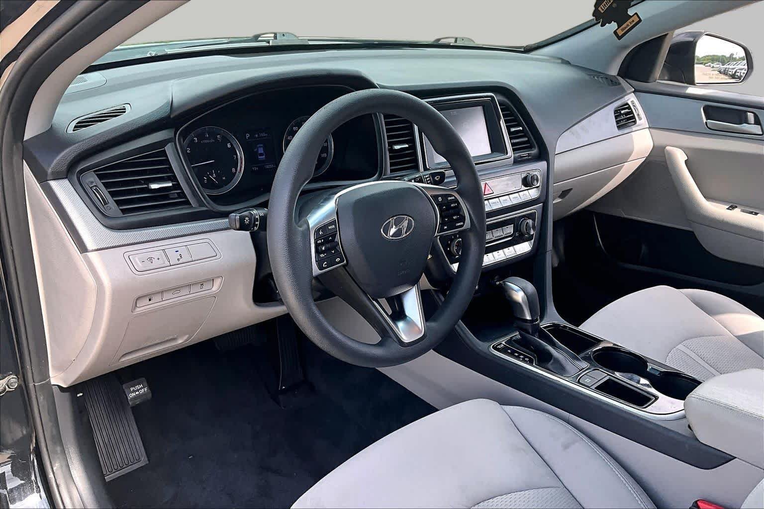 Used 2019 Phantom Black Hyundai SE image 16