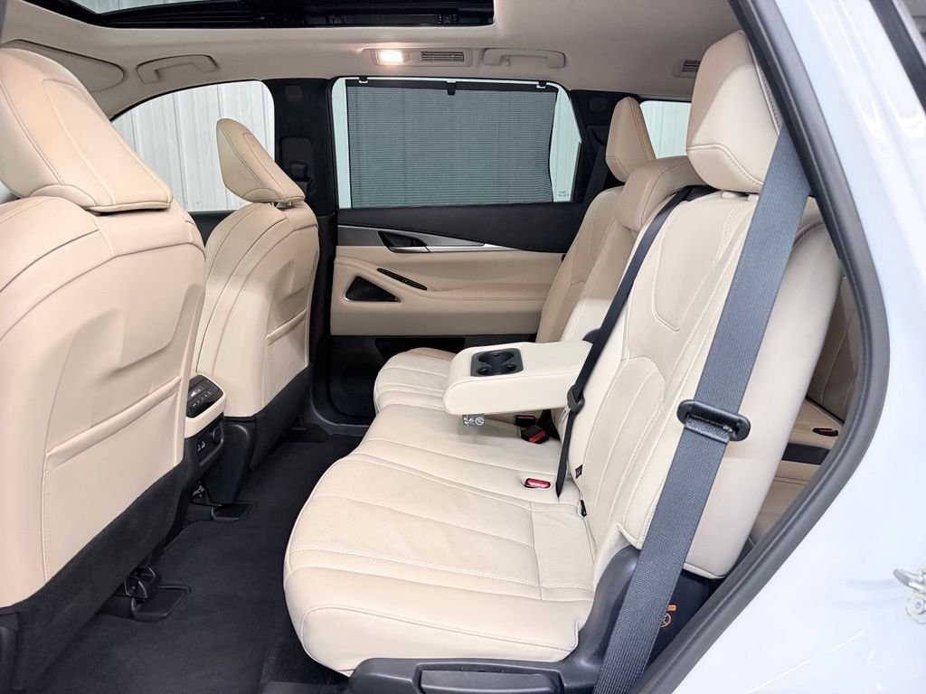 Used 2023 White INFINITI LUXE image 32