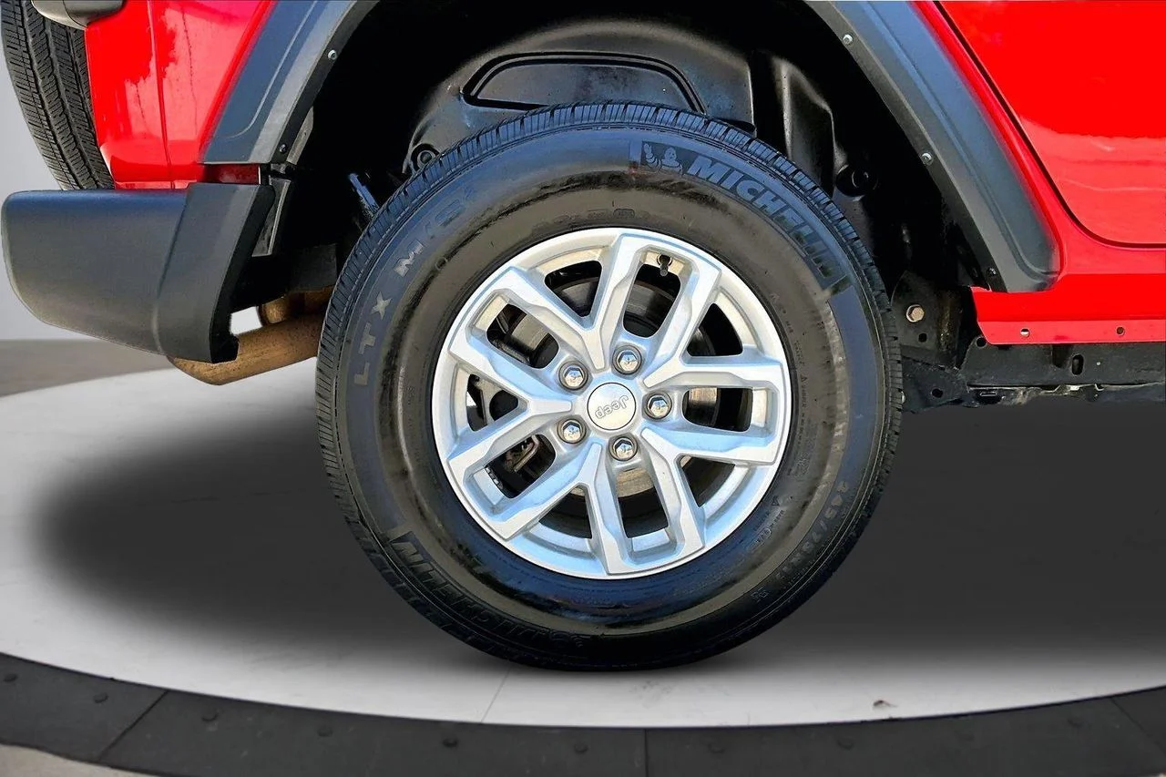Used 2023 Red Jeep Sport S image 34