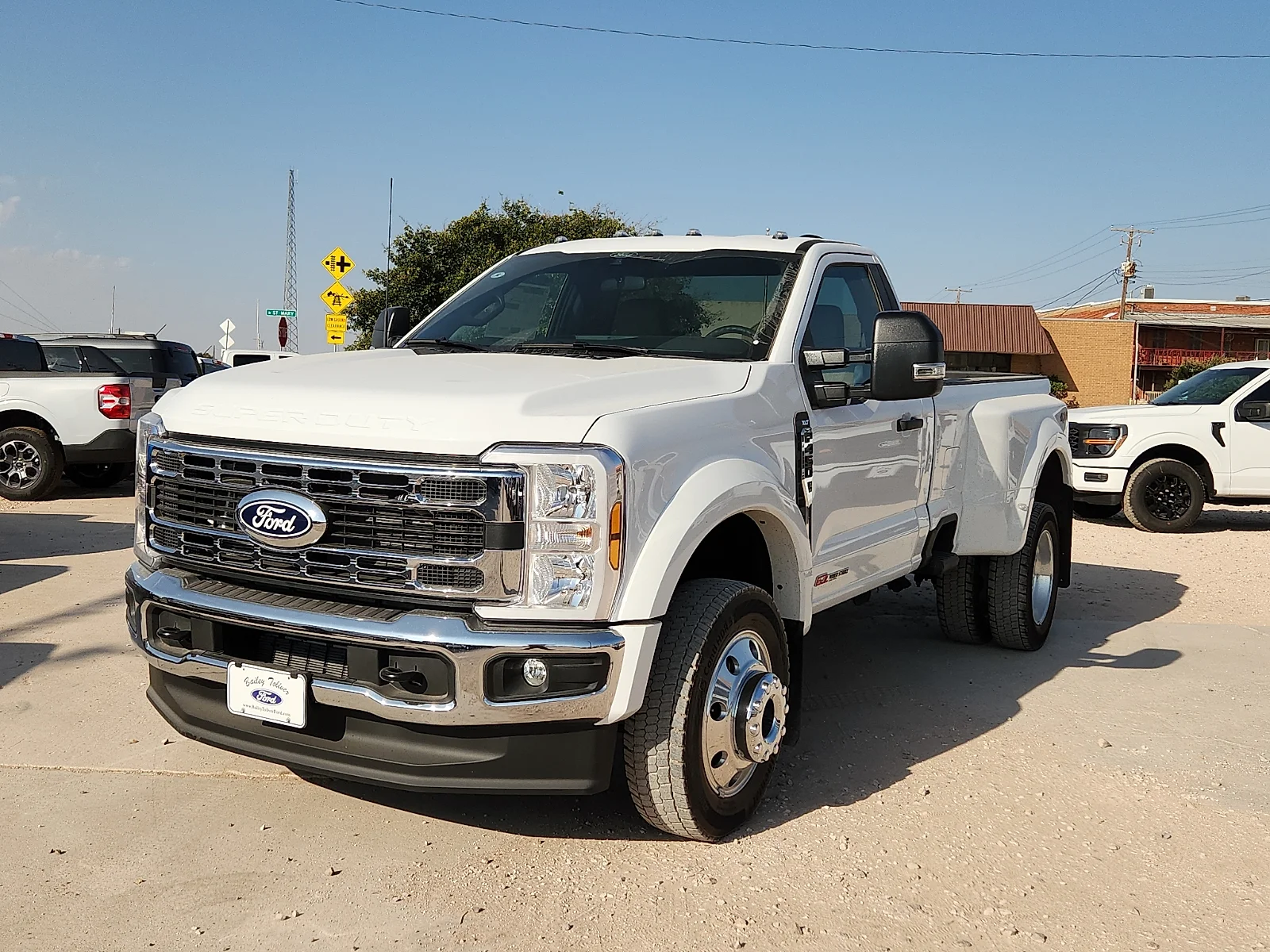 New 2027 Oxford White Ford XLT image 3