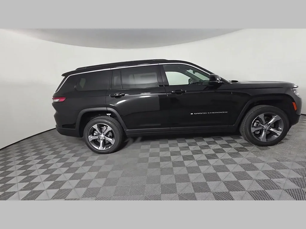 New 2026 Diamond Black Crystal Pearl-Coat Exterior Paint Jeep Limited image 25