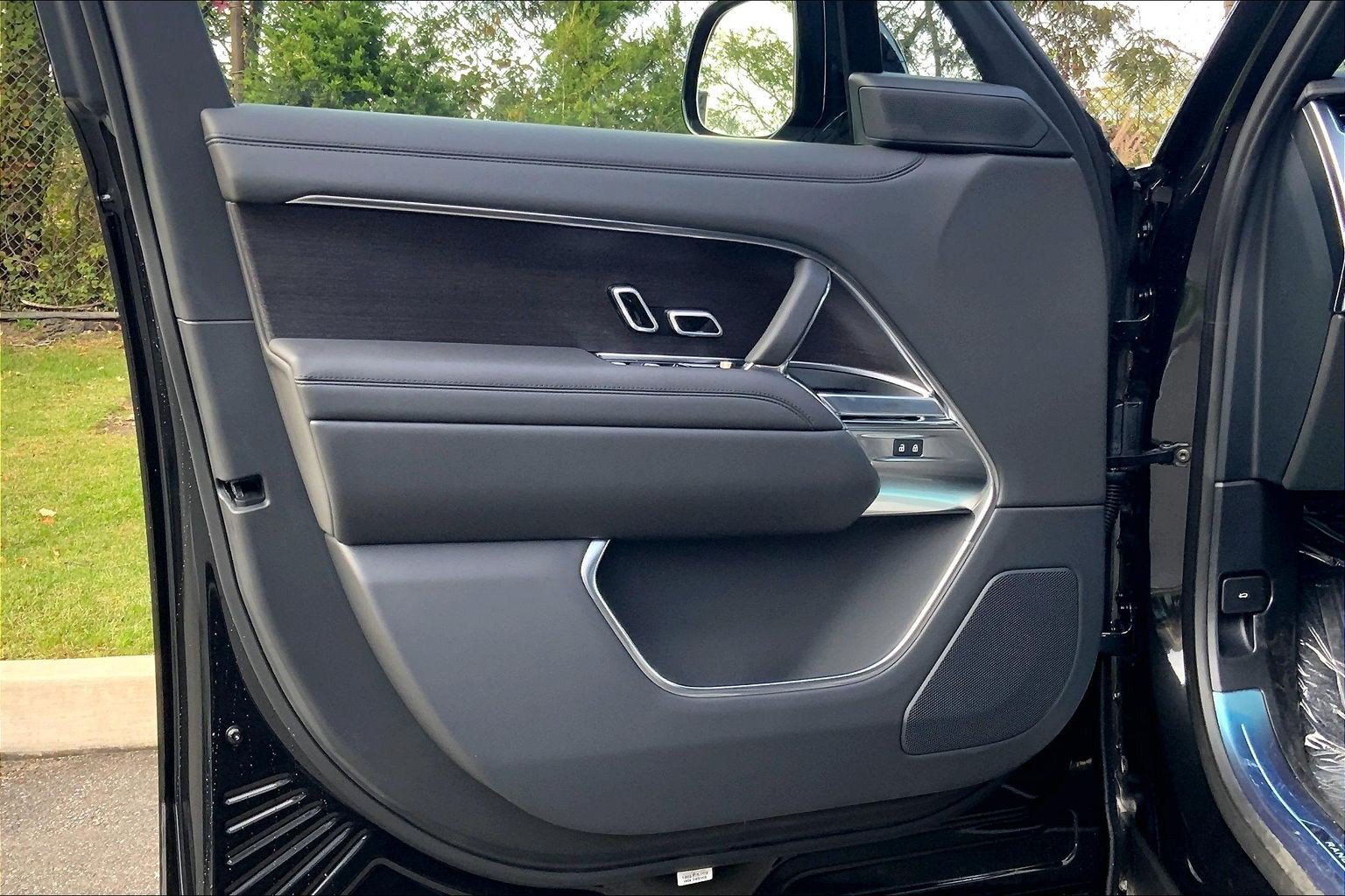 New 2027 Santorini Black Land Rover SE image 10