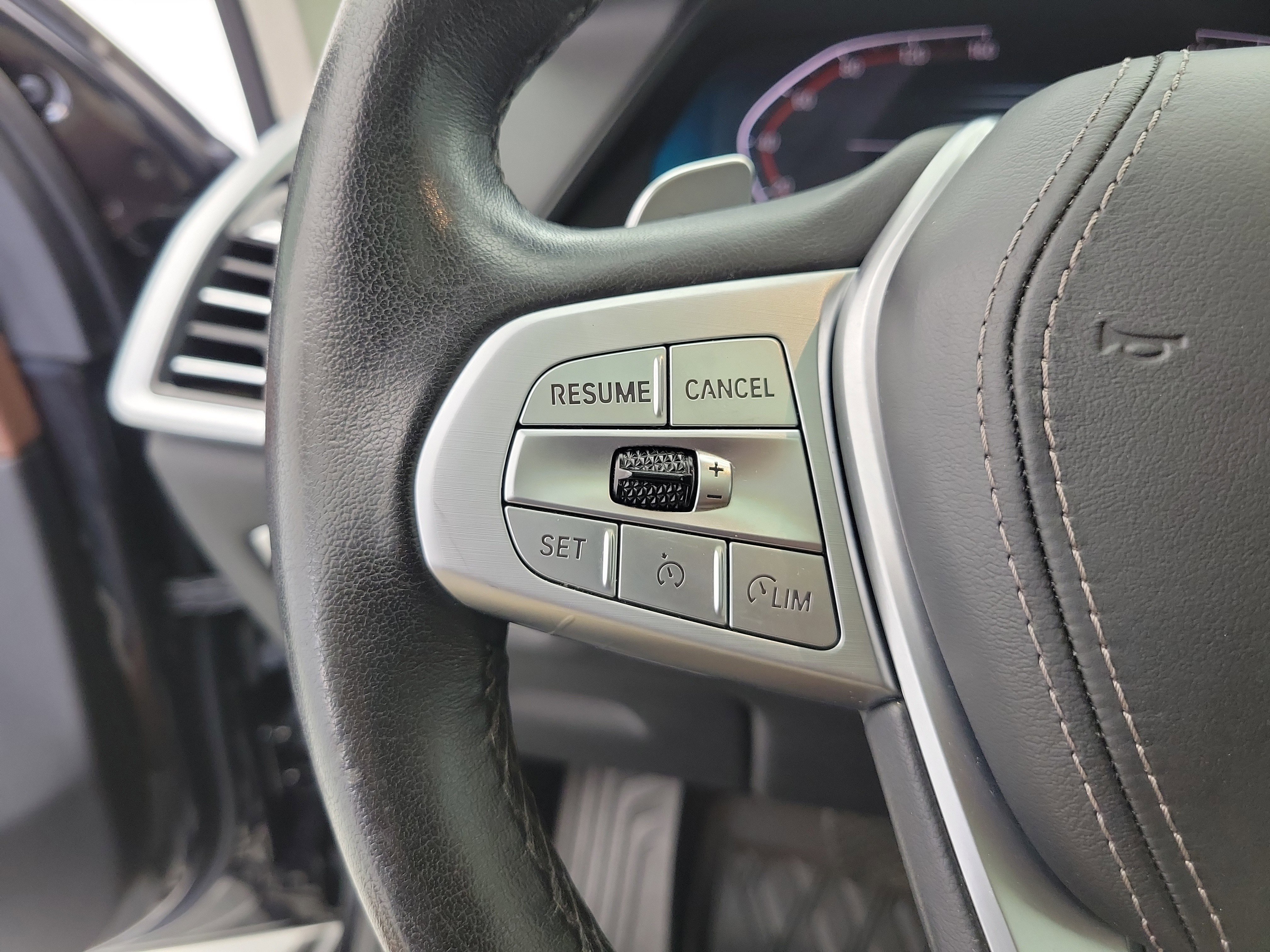 Used 2021 Black Sapphire Metallic BMW xDrive40i image 26