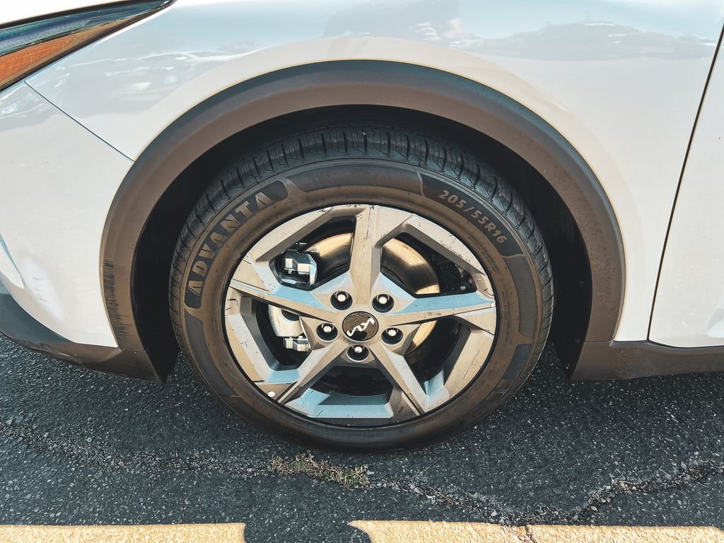 Used 2025 White Kia LXS image 14
