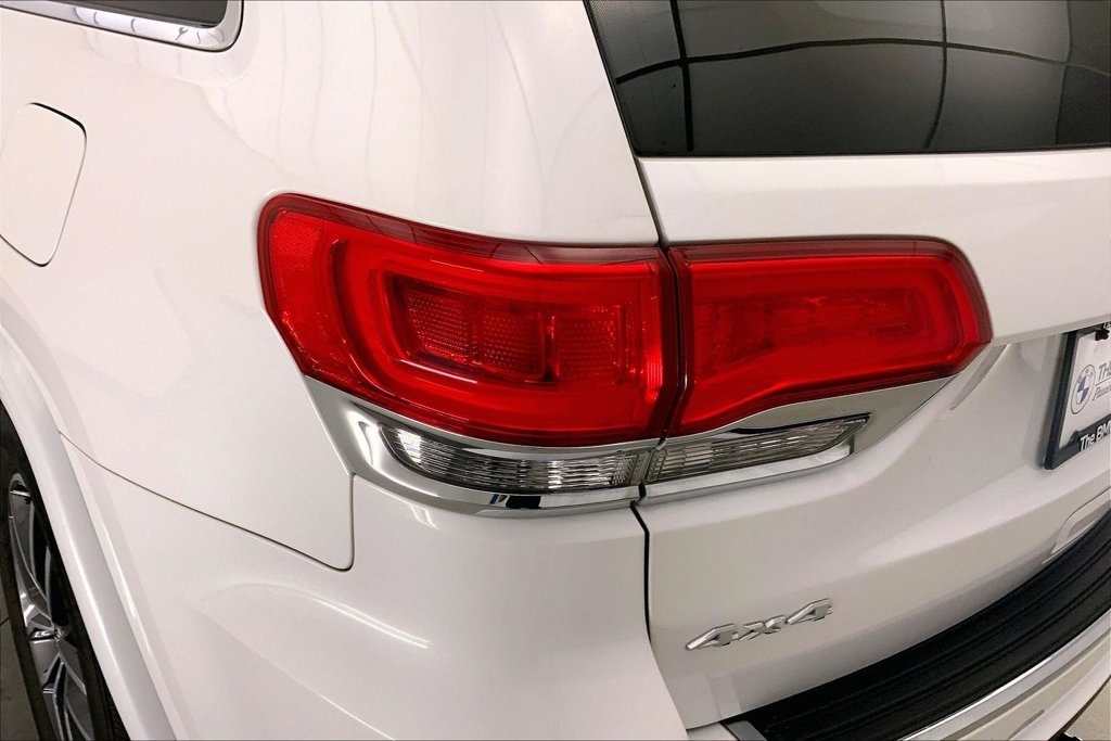 Used 2018 Ivory Jeep Overland image 28