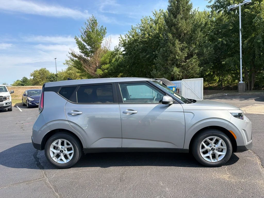 Used 2025  Kia LX image 2