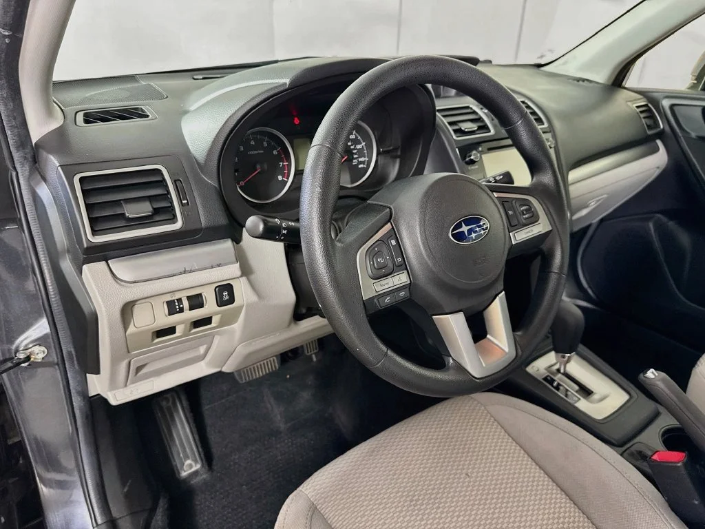 Used 2018 Gray Subaru 2.5i Premium image 9