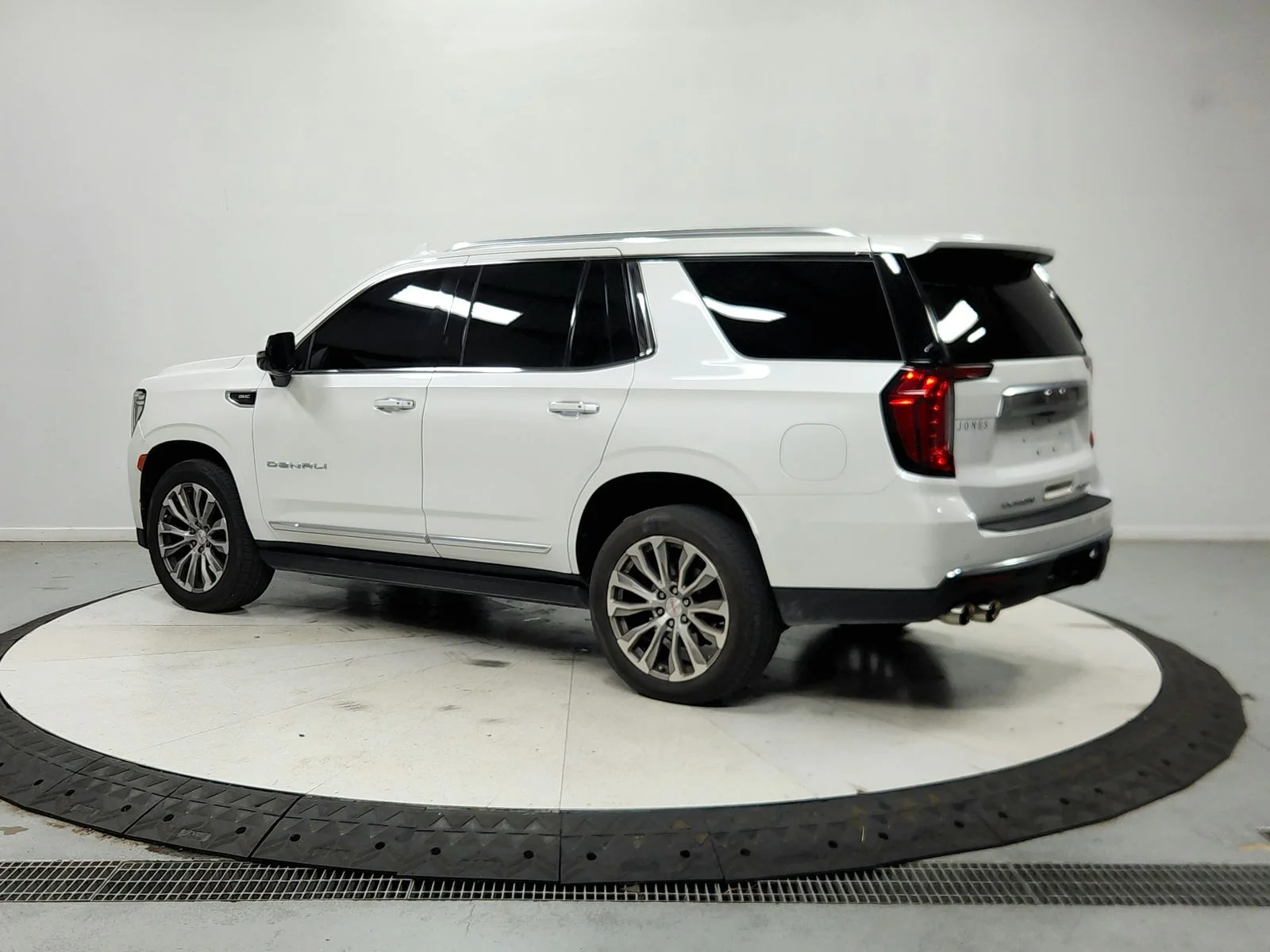 Used 2021 White GMC Denali image 6