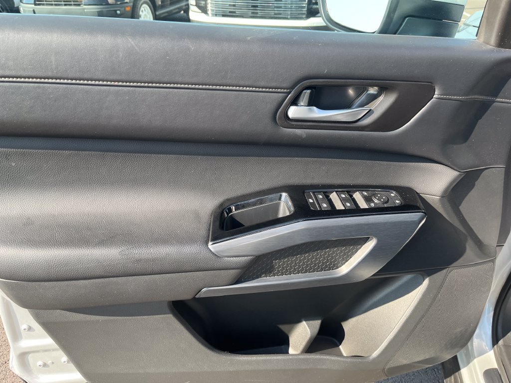Used 2024 Silver Nissan SL image 13