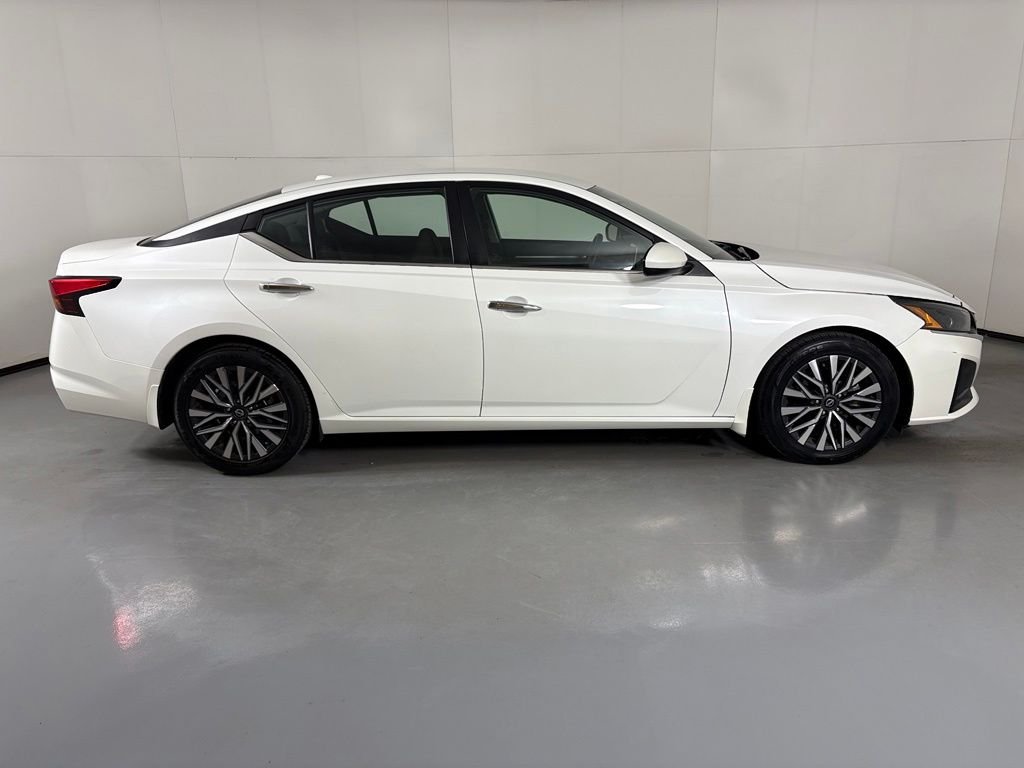 Used 2023 White Nissan 2.5 SV image 9