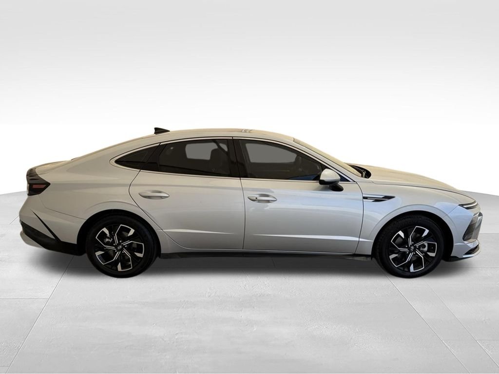 Used 2024 Silver Hyundai SEL image 4