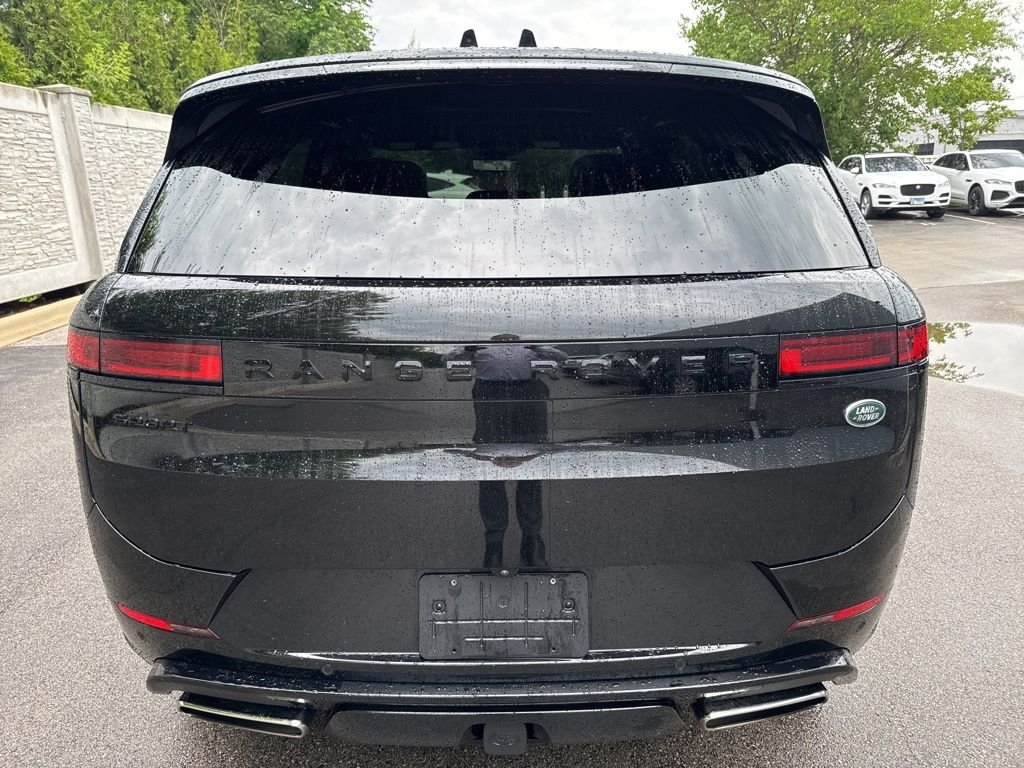 Used 2023 Black Land Rover SE Dynamic image 5