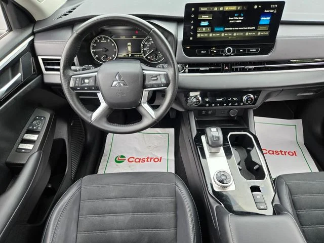 Used 2025 Gray Mitsubishi SE image 13