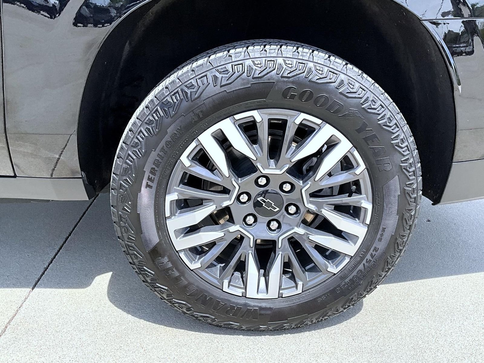 Used 2025 Black Chevrolet Z71 image 25