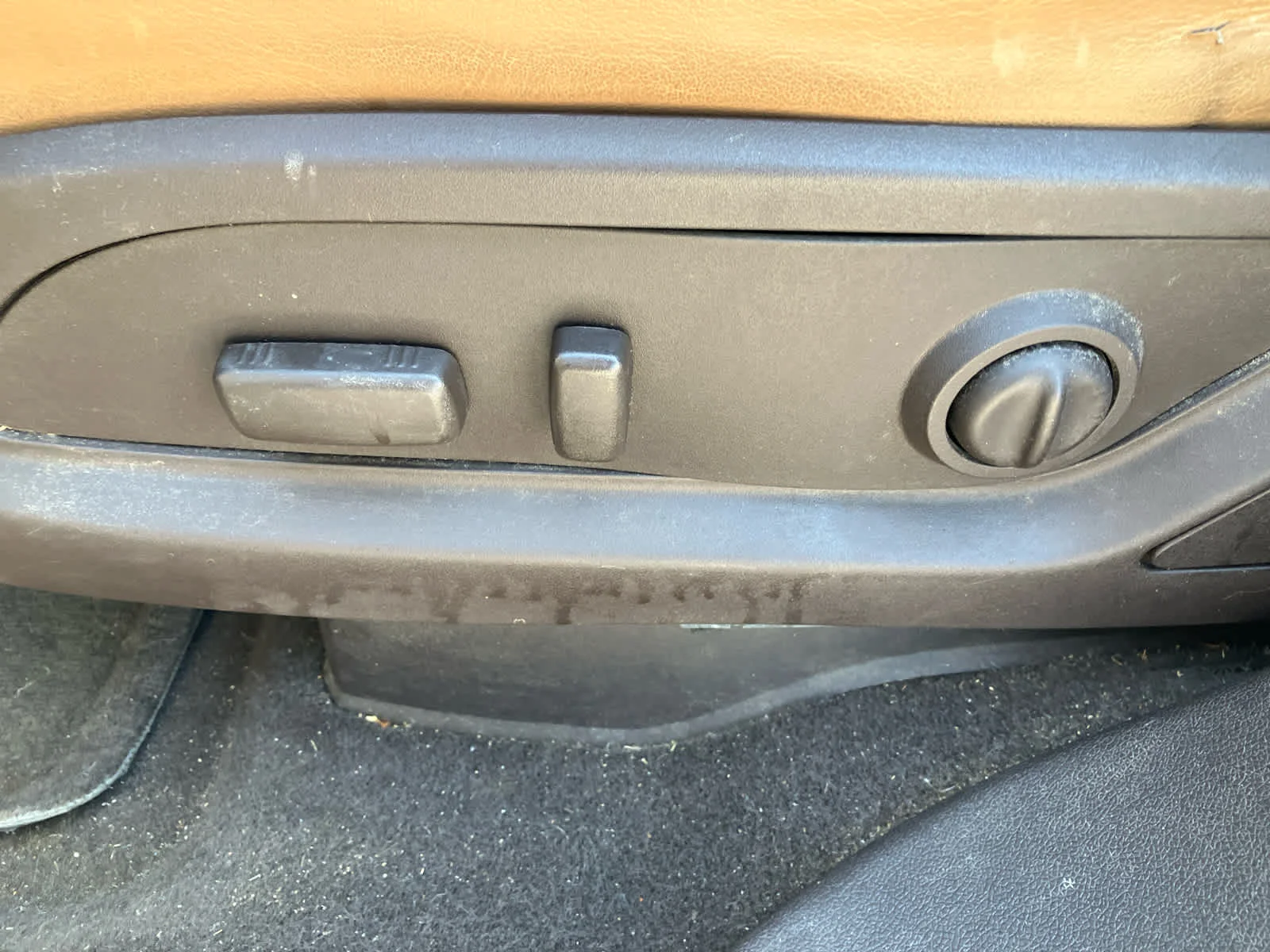 Used 2013 Champagne Silver Metallic Buick Leather image 9