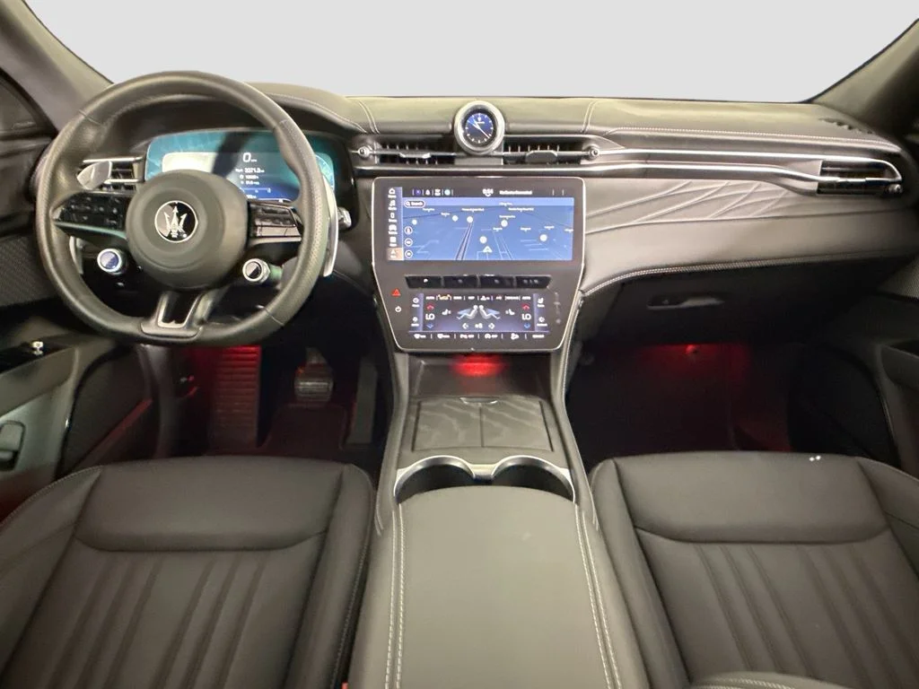 Used 2025 Bianco Maserati Base image 9