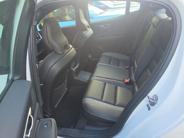 Certified Used 2025 Crystal White Pearl Volvo T8 Ultra Black Edition image 13