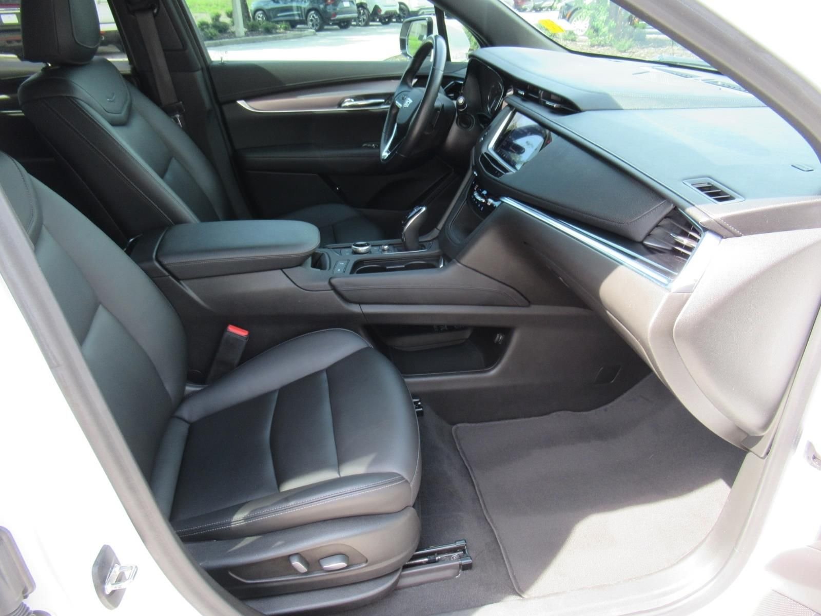 Used 2022 White Cadillac Luxury image 10