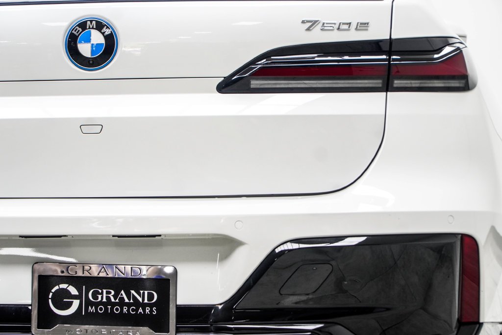 Used 2025 White BMW 750e xDrive image 24