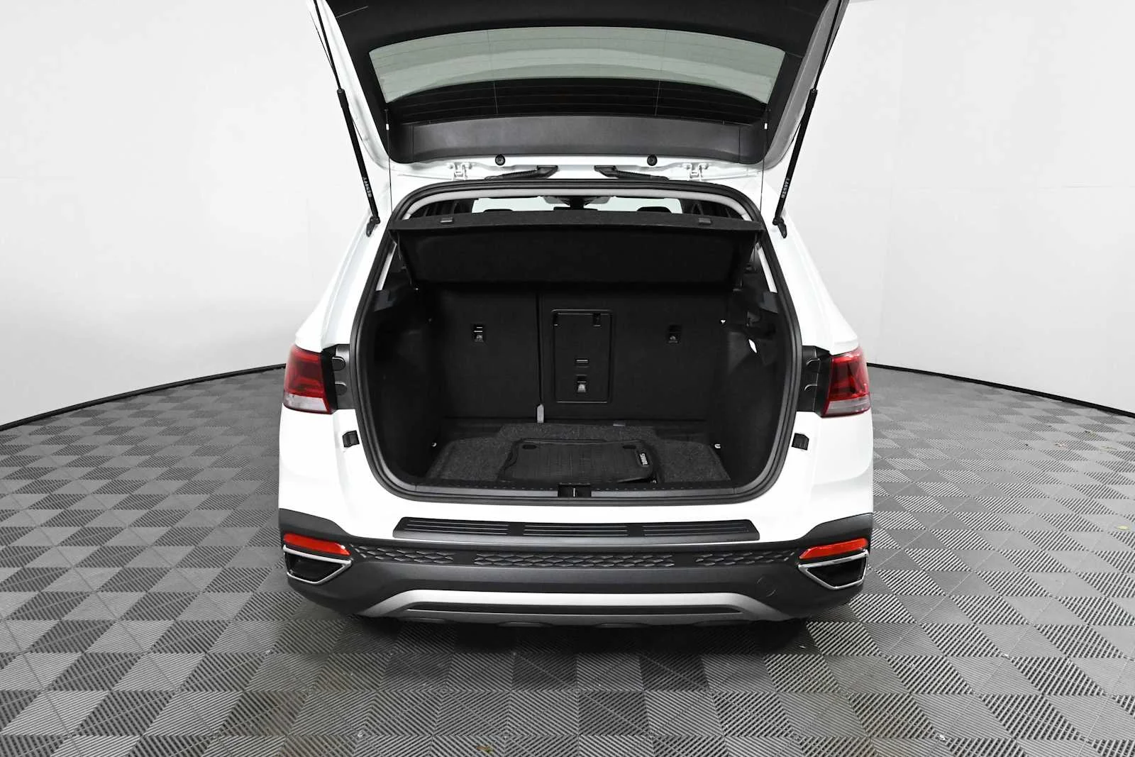 Certified Used 2024 Pure White Volkswagen SE image 6