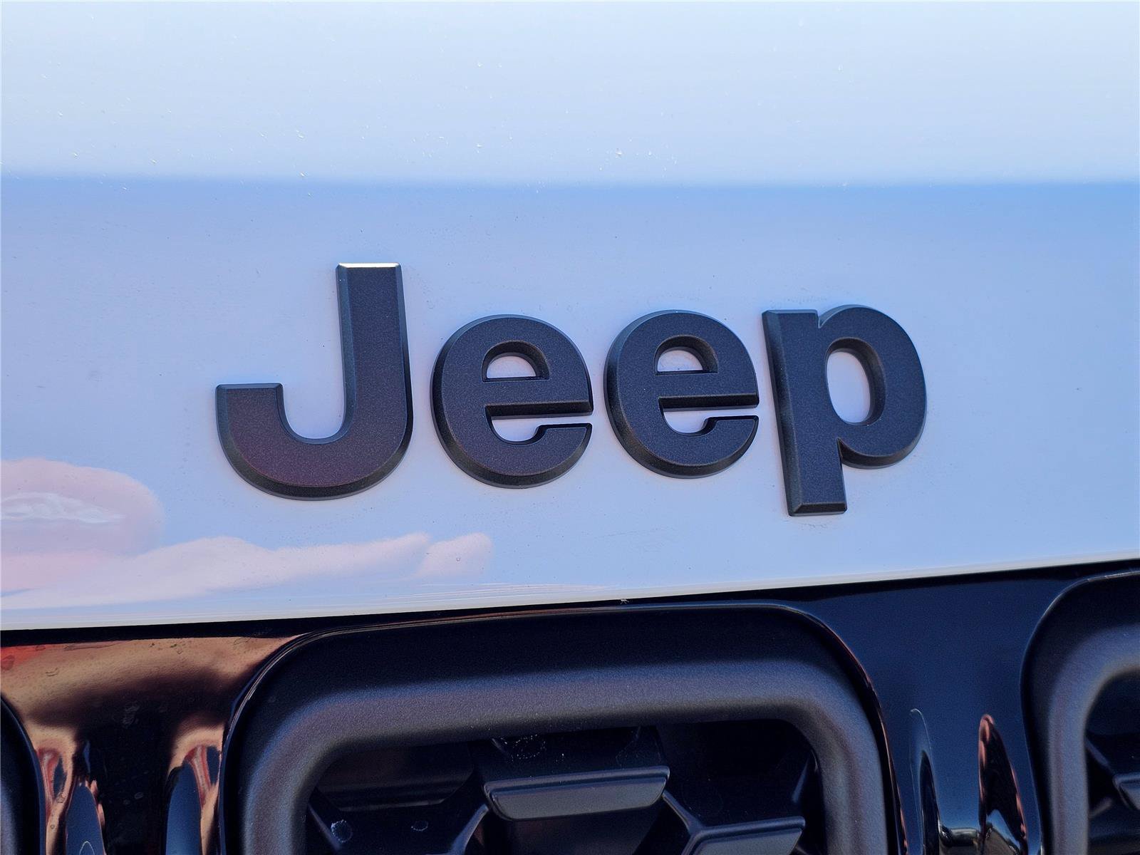 New 2026 Bright White Clearcoat Jeep Latitude Altitude image 3