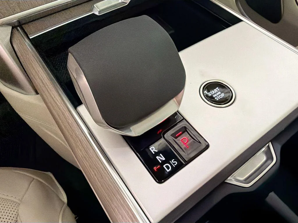 New 2026 Tourmaline Brown in Gloss finish Land Rover Autobiography image 18