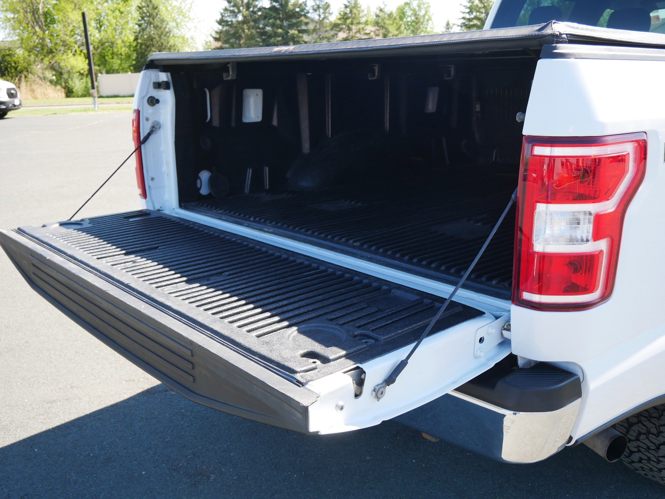 Used 2019 White Ford XLTV8 image 12