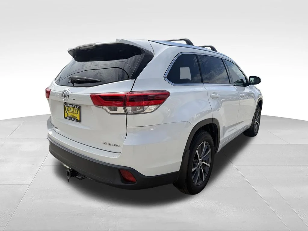 Used 2018 White Toyota XLE image 5