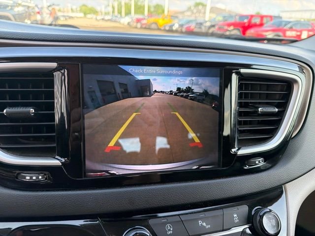 Used 2019 Silver Chrysler Touring Plus image 7