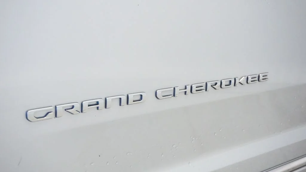 Used 2022 Silver Jeep Summit image 11