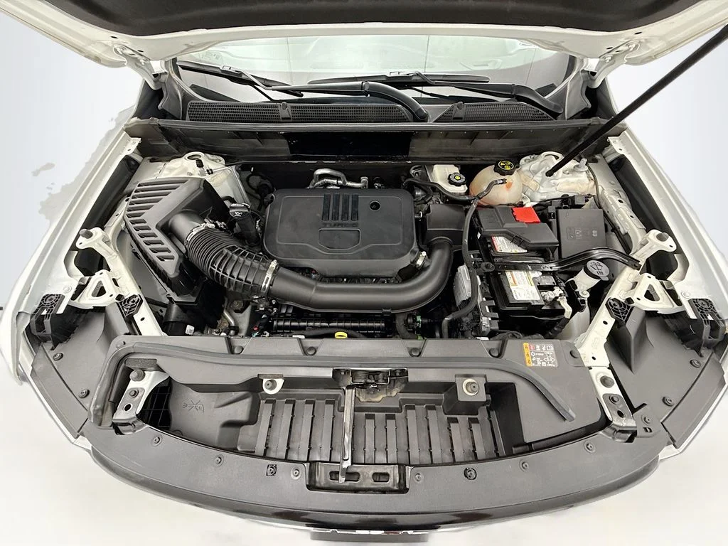 Used 2023 White GMC SLE image 28
