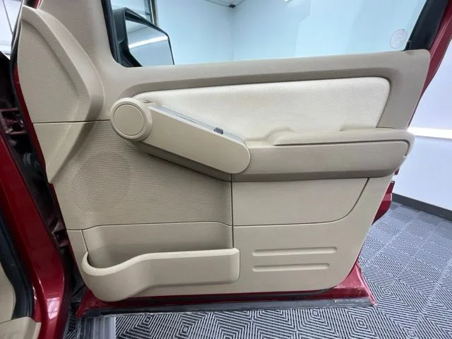 Used 2010  Mercury Base image 12